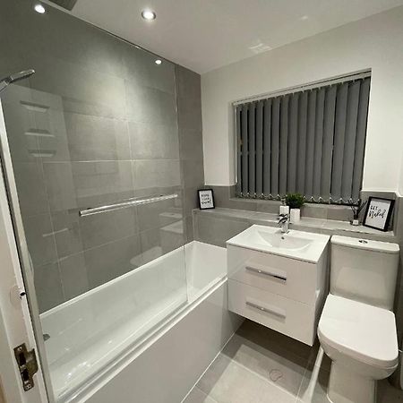 Modern 2 Bed House Cannock Perfect For Contractors Business Travellers Short Stays Driveway For 2 Vehicles Close To M6 M54 I54 A5 A38 Mcarthur Glen Designer Outlet Exterior foto