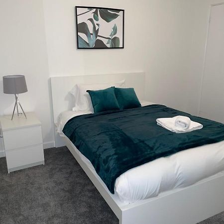Modern 2 Bed House Cannock Perfect For Contractors Business Travellers Short Stays Driveway For 2 Vehicles Close To M6 M54 I54 A5 A38 Mcarthur Glen Designer Outlet Exterior foto
