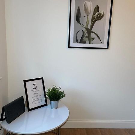 Modern 2 Bed House Cannock Perfect For Contractors Business Travellers Short Stays Driveway For 2 Vehicles Close To M6 M54 I54 A5 A38 Mcarthur Glen Designer Outlet Exterior foto