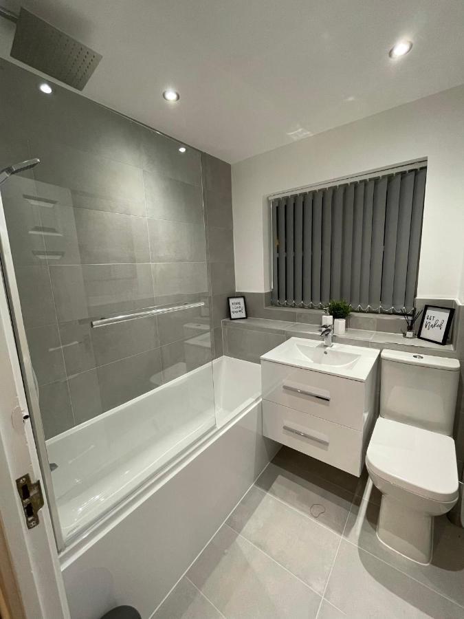 Modern 2 Bed House Cannock Perfect For Contractors Business Travellers Short Stays Driveway For 2 Vehicles Close To M6 M54 I54 A5 A38 Mcarthur Glen Designer Outlet Exterior foto