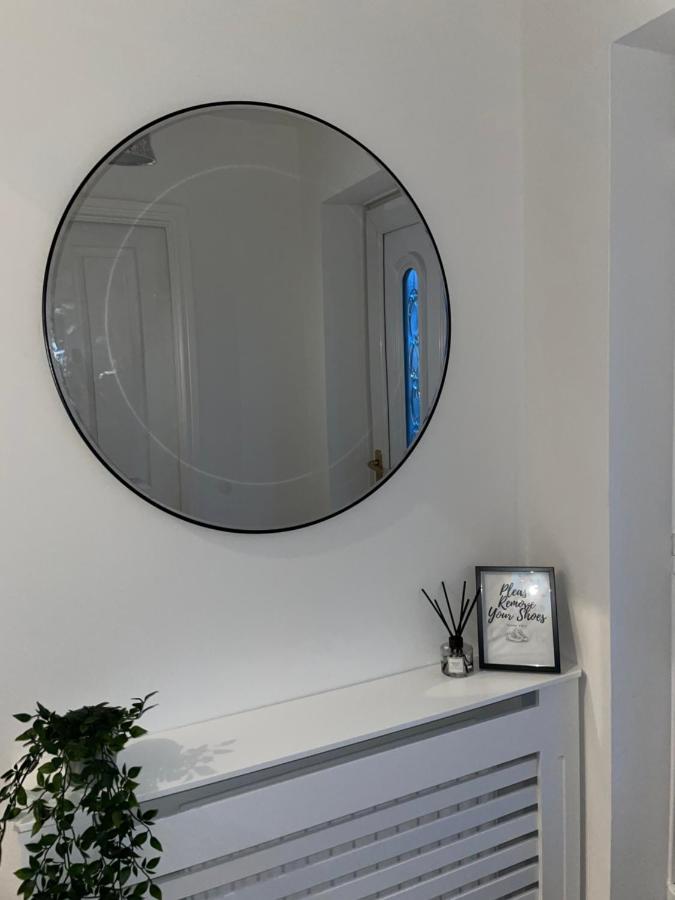 Modern 2 Bed House Cannock Perfect For Contractors Business Travellers Short Stays Driveway For 2 Vehicles Close To M6 M54 I54 A5 A38 Mcarthur Glen Designer Outlet Exterior foto