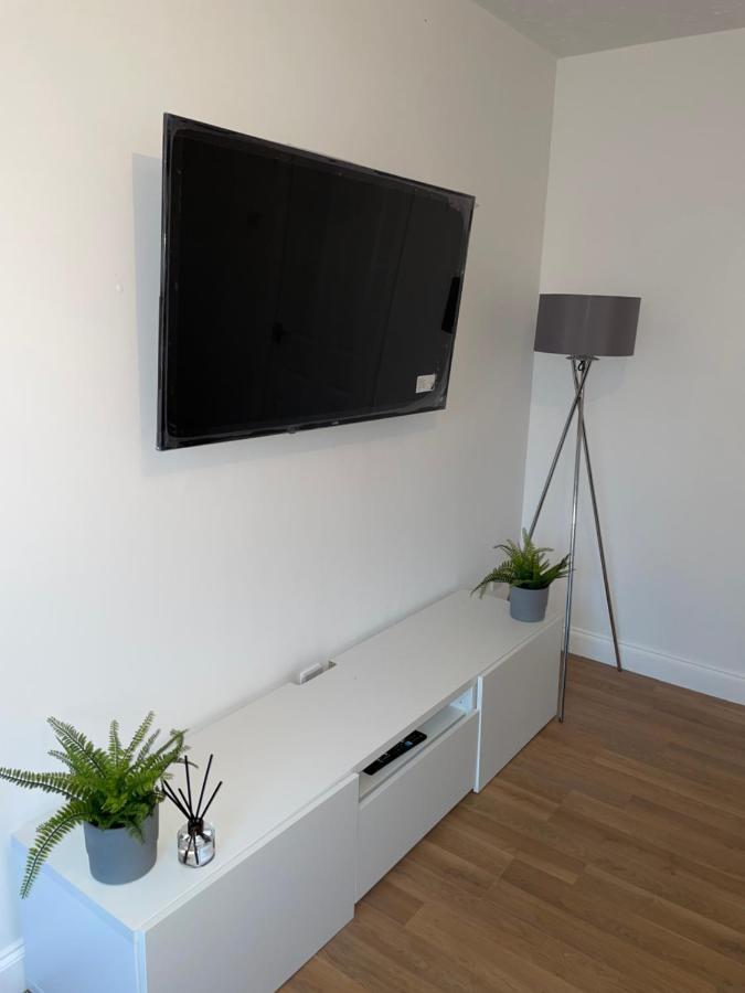 Modern 2 Bed House Cannock Perfect For Contractors Business Travellers Short Stays Driveway For 2 Vehicles Close To M6 M54 I54 A5 A38 Mcarthur Glen Designer Outlet Exterior foto
