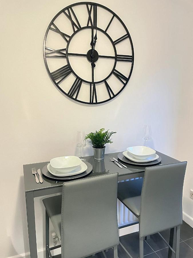 Modern 2 Bed House Cannock Perfect For Contractors Business Travellers Short Stays Driveway For 2 Vehicles Close To M6 M54 I54 A5 A38 Mcarthur Glen Designer Outlet Exterior foto